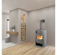 Espace de vie avec poêle à bois, étagère à bois et décoration murale