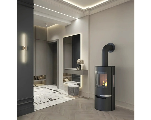 Elegantes Interieur mit Kaminofen, Spiegel und Sitzhocker in einem hellen Raum.