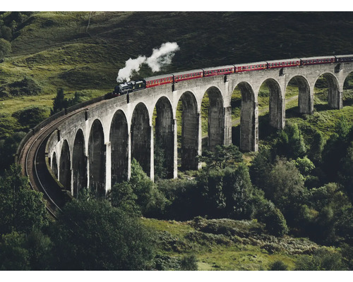 Leinwandbild Zugbrücke Viadukt 76x56 cm Ein Zug fährt über das Glenfinnan Viadukt, eine Eisenbahnbrücke in Schottland.