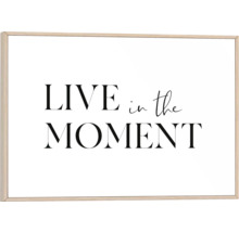 Dekoratives Bild mit dem Schriftzug ''Lebe im Moment'' in einem Rahmen