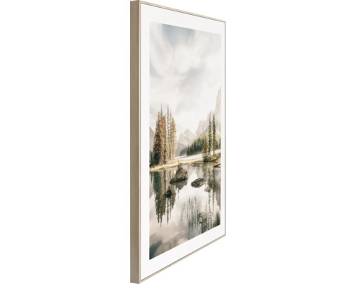 Gerahmtes Landschaftsbild mit See, Bergen und Bäumen