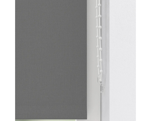 Store enrouleur gris avec chaînette à la fenêtre