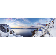 Photo panoramique de Santorin avec des maisons blanches traditionnelles et des dômes bleus au bord de la mer