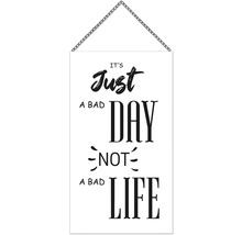 Dekorationstafel mit Kette und dem Schriftzug: Es ist nur ein schlechter Tag, kein schlechtes Leben