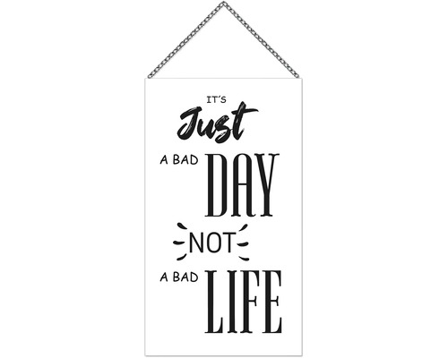 Dekorationstafel mit Kette und dem Schriftzug: Es ist nur ein schlechter Tag, kein schlechtes Leben