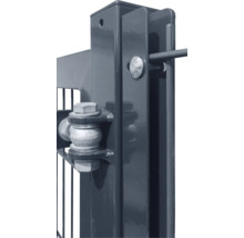 Detailansicht eines Metallzaunpfostens mit Torangel und Befestigungsschrauben