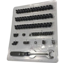 Sortiment mit Schrauben, Muttern und Schraubenschlüssel im Kunststoffbehälter