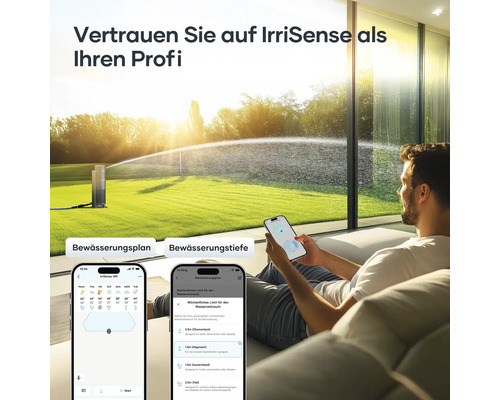 Mann bedient IrriSense Bewässerungssystem mit dem Smartphone im Wohnzimmer, Rasensprenger im Garten.