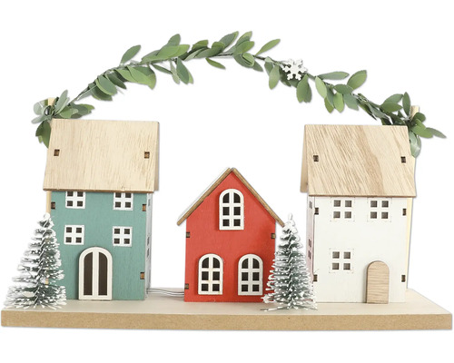 Dekorative Häuserreihe aus Holz mit Girlande und kleinen Tannenbäumen