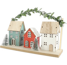 Dekorative Holzhaus-Szene mit drei Häusern und Girlande