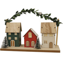 Dekorative Holzhäuser mit Beleuchtung und Tannenzweigen für eine weihnachtliche Atmosphäre