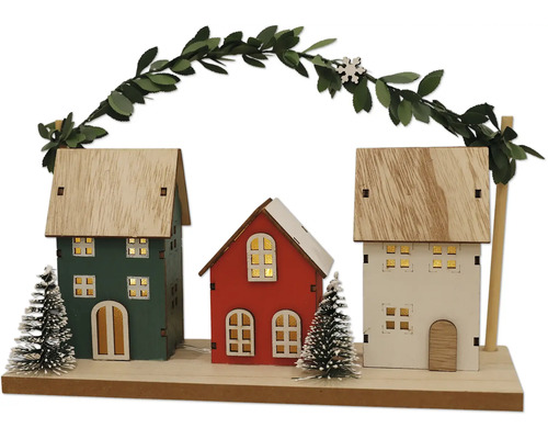 Dekorative Holzhäuser mit Beleuchtung und Tannenzweigen für eine weihnachtliche Atmosphäre