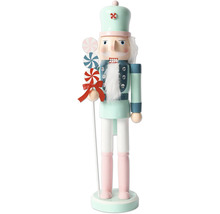 Figurine décorative de casse-noisette avec décorations de bonbons.