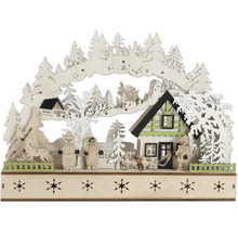 Dekorative Holzszene mit Haus, Bäumen und Figuren für die Weihnachtszeit