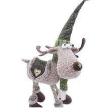 Élan décoratif avec chapeau, bois et écharpe comme décoration de Noël