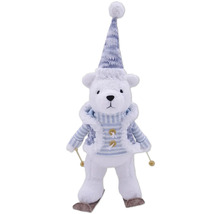 Ours polaire décoratif avec bonnet, écharpe et skis comme décoration de Noël.
