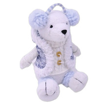 Ours en peluche avec cardigan et cache-oreilles comme décoration