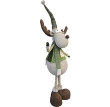 Dekorative Elchfigur mit Geweih, Schal und Mütze.