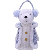 Ours en peluche comme décoration avec des protège-oreilles et un cardigan