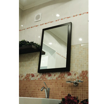 Salle de bain avec miroir, lavabo, robinet et étagère