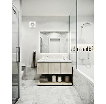Salle de bain moderne avec lavabo, miroir, douche et baignoire