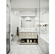 Salle de bain moderne avec lavabo, miroir, baignoire et douche
