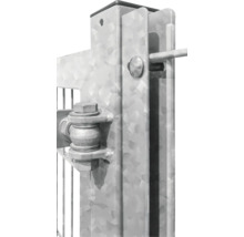 Detailansicht eines Metallzaunpfostens mit Befestigungselementen