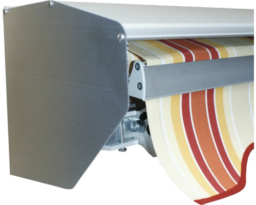 Detailansicht einer Markise mit Streifenmuster