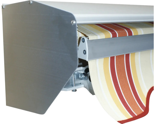 Detailansicht einer Gelenkarmmarkise mit gestreiftem Stoff