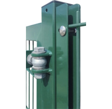 Detailansicht eines grünen Zaunpfostens mit Befestigungselementen