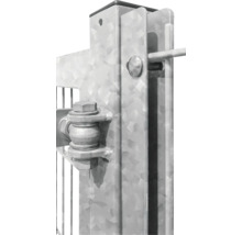 Vue détaillée d''un poteau de clôture métallique avec fixation de portail