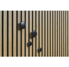 Panneau en bois avec crochets ronds noirs