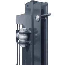 Detailansicht eines Zaunpfostens mit Befestigungselementen