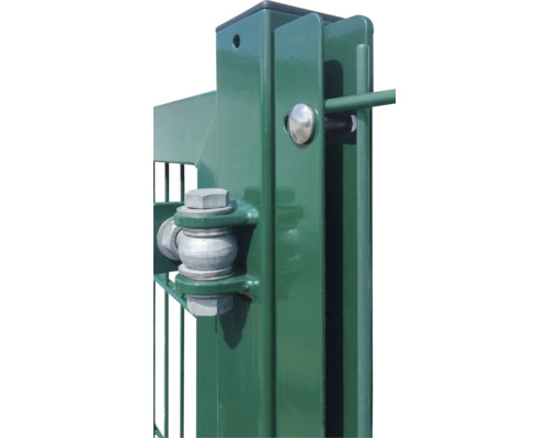 Zaunanschluss-Set Premium Zaunhöhe 200 cm grün Detailansicht eines grünen Zaunpfostens mit Befestigungselementen