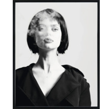 Dekoratives Bild mit Frau und Rauch im schwarzen Rahmen