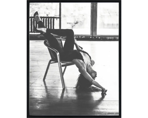 Gerahmtes Bild schwarz weiss Frau II 40x50 cm Schwarzweißfoto einer Frau, die verkehrt herum auf einem Stuhl sitzt
