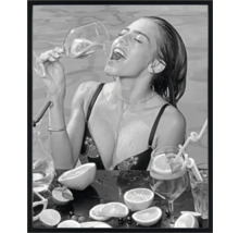 Gerahmtes Bild einer Frau, die in einem Pool ein Getränk genießt