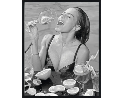 Gerahmtes Bild schwarz weiss Frau III 40x50 cm Gerahmtes Bild einer Frau, die in einem Pool ein Getränk genießt