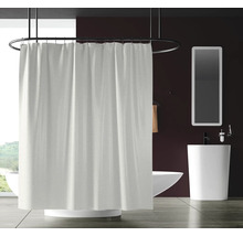 Salle de bain moderne avec baignoire, lavabo, miroir et rideau de douche