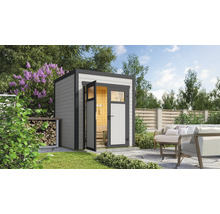 Sauna de jardin moderne avec porte ouverte et stockage de bois à côté d'un coin salon dans le jardin.