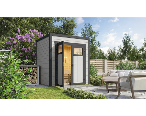 Abri de jardin Weka Batu 1 200 x 207,4 cm gris clair Sauna de jardin moderne avec porte ouverte et stockage de bois à côté d'un coin salon dans le jardin.