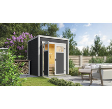 Scène de jardin avec une cabane de jardin en bois avec une porte ouverte et un canapé