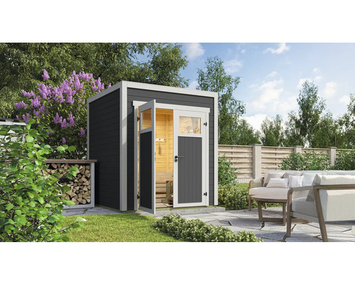 Scène de jardin avec une cabane de jardin en bois avec une porte ouverte et un canapé