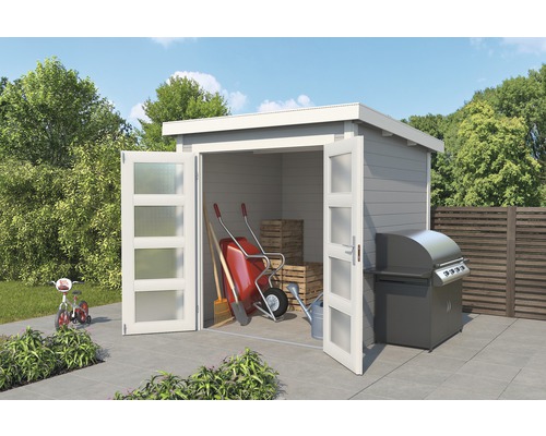 Gartenszene mit einem Geräteschuppen mit offenstehenden Glastüren, gefüllt mit Gartengeräten wie Schubkarre und Spaten, neben einem Grill