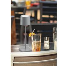 Lampe de table à côté d''une boisson dans un verre