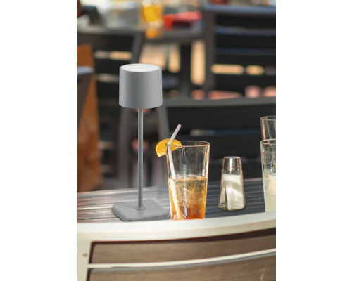 Lampe de table à côté d''une boisson dans un verre