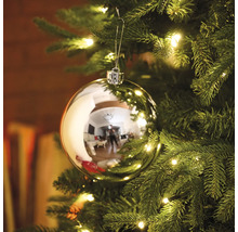 Christbaumkugel an einem Weihnachtsbaum mit Beleuchtung