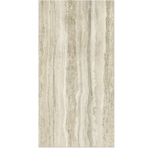 Carreau en travertin beige avec veinures naturelles.