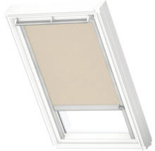 Store beige dans une fenêtre de toit blanche