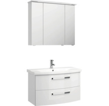 Weißes Badezimmer-Set mit Waschtischunterschrank, zwei Schubladen, Keramikwaschbecken mit Armatur und dreitürigem Spiegelschrank mit Beleuchtung.